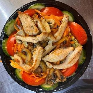 Salată cu pui și ciuperci