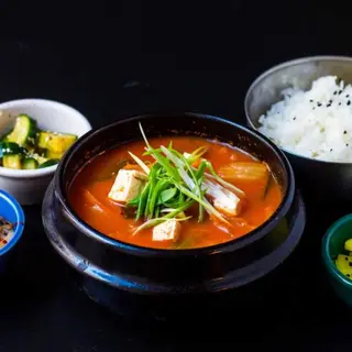 KIMCHIJJIGAE + RYŻ + ZESTAW BANCHAN