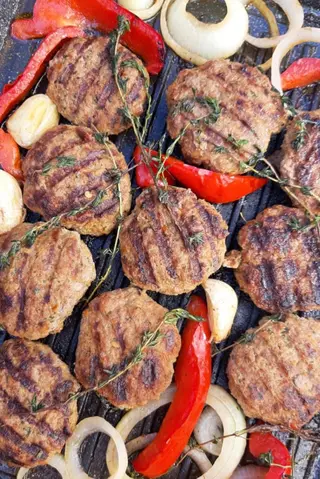 KEFTA Grillée avec Frites & Salade Marocaine + Coca