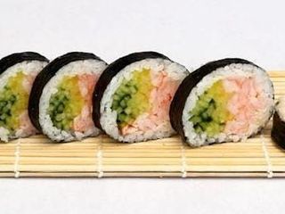 Futomaki z gotowanymi krewetkami 6 szt.