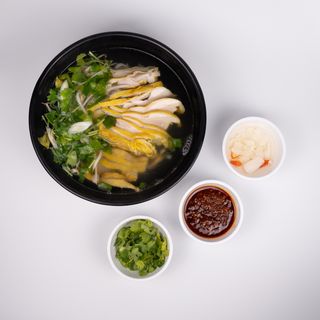 Zupa Pho z kurczakiem gotowanym