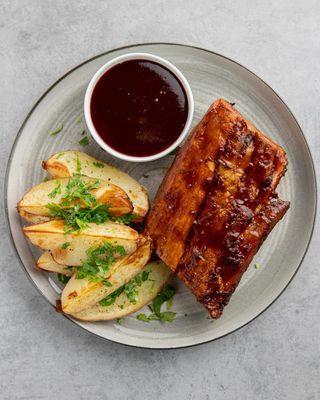 Coaste de porc gătite lent cu cartofi copți