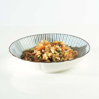 Spaghetti di soia saltati con carne e verdure