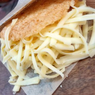 Arepa queso gouda rallado