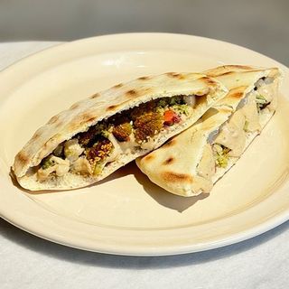 ფალაფელი ტაჰინის სოუსით პიტას პურში.Falafel with tahini sauce in pita bread