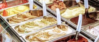 Vaschetta di gelato da 750 g con cialdine e conini