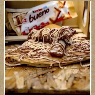 Палачинка с бял шоколад, крем ягода, бисквити Cookies и сметана