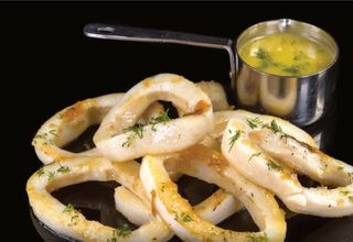 Калмари на плоча поднесени със зехтинов сос (220г)