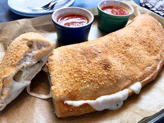Calzone con prosciutto crudo e mozzarella