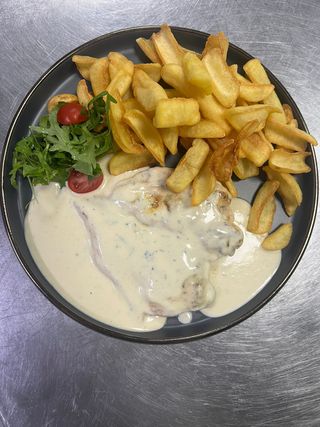 Piept de pui in sos gorgonzola