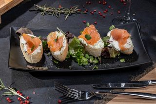 Bruschete cu crema de branza, marar si somon fume