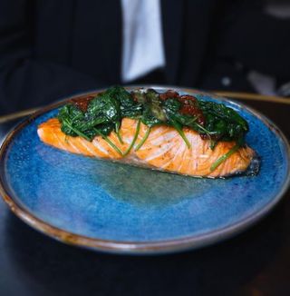 Salmón a la brasa con espinacas y tomate confitado