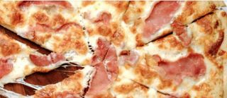Pizza speck e mascarpone