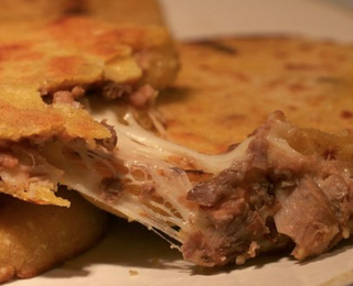 Pupusa especial chicharrón con queso 2und