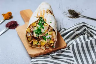 Kebab de Pui cu Hummus si Tabouleh la Lipie