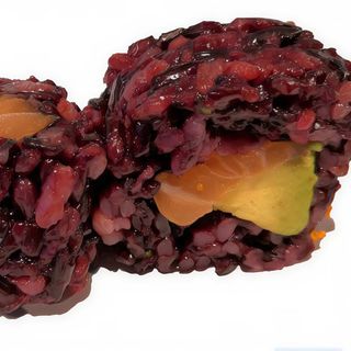 52. Uramaki Arroz Rojo Con Salmón Y Aguacate (8 Pzs.)