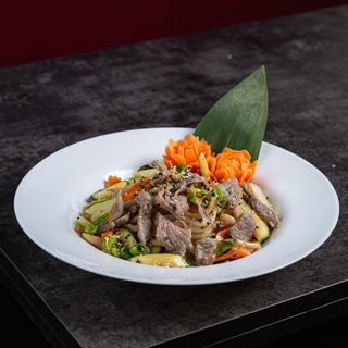 Smażony makaron Udon z wołowiną i warzywami w sosie ostrgowym.