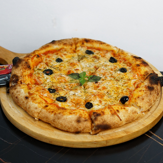 Pizza Margherita.  حجم متوسط 