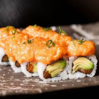 Salmón aguacate spicy roll