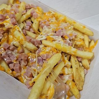 Patatas Fritas Con Bacon Y 3 Quesos