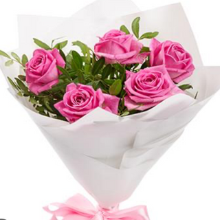 Bukiet 5 różowych róż z przybraniem