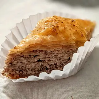 Baklava sa orasima i suvim šljivama
