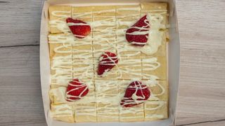Slatka palačinka sa Raffaellom kremom i jagodom