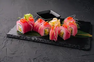Maguro dragon roll