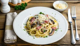 Tagliatelle cu sunca, ciuperci, parmezan