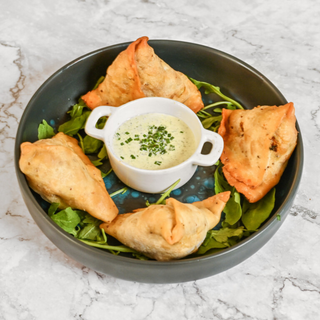 Samosas vegetales con salsa de yogur y menta (4 Uds.)