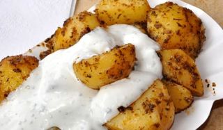 105. Пикантни картофи с чеснов сос (250гр)