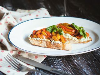 Брускета с запеченими перцями