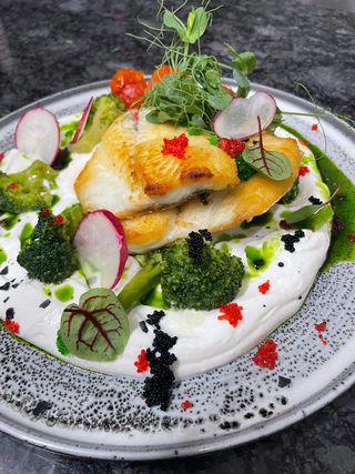 Doradă cu sos de iaurt și usturoi