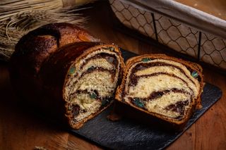 Cozonac traditional cu nuca si rahat