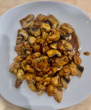 68. Pollo con champiñón y ajetes 