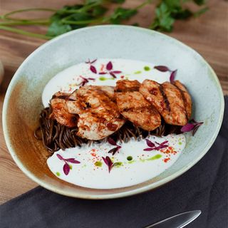 Куриная грудка с лапшой Соба 