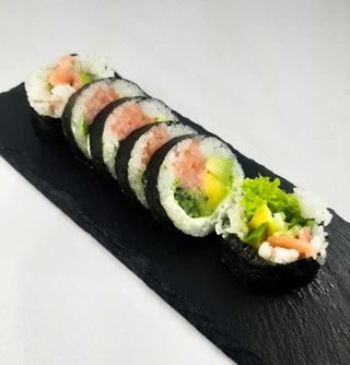 09.Futomaki z wędzonym łososiem i warzywami 6szt.