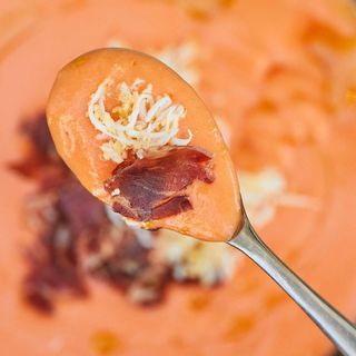 Salmorejo con Huevo Campero y su Paletilla Ibérica