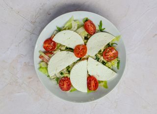 Paradajz sa sirom salata