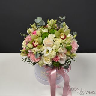 Cutie albă cu trandafiri, eustoma, garoafe și orhidee (M)