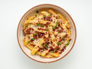 Картопля фрі з сирним соусом та беконом