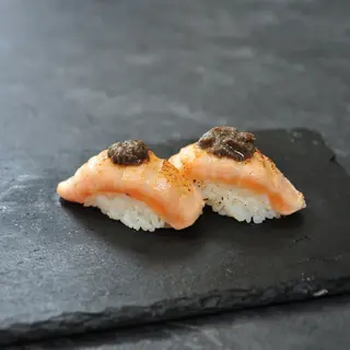 Nigiri De Salmón Flameado Con Trufa (2 Pzs.)