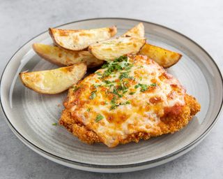 Pollo parmigiana cu cartofi copţi