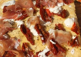 Pinsa con burrata, melanzane, prosciutto crudo e pomodori secchi