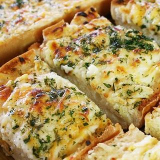 Pão de Alho à  Bolonhesa Gratinado