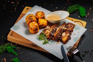 Брискет из мраморной говядины с жаренной кукурузой