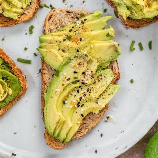 Tostada De Avocado Laminado Con Aceite De Oliva Rúcula y semillas