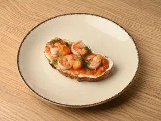 Велика брускета з креветками, страчателою та абрикосовим чатні (200g)