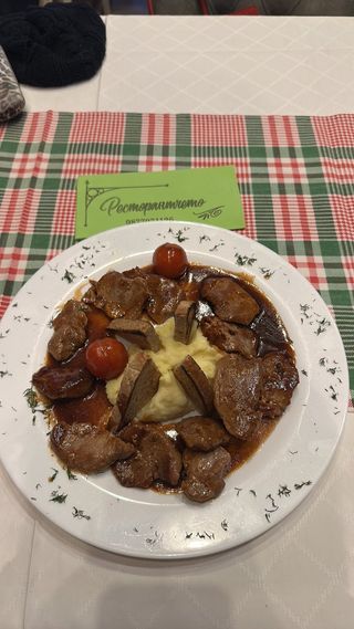 Свински медальони с ароматни билки