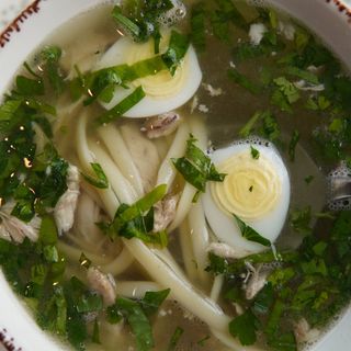 Бульйон з куркою та перепелиним яйцем 